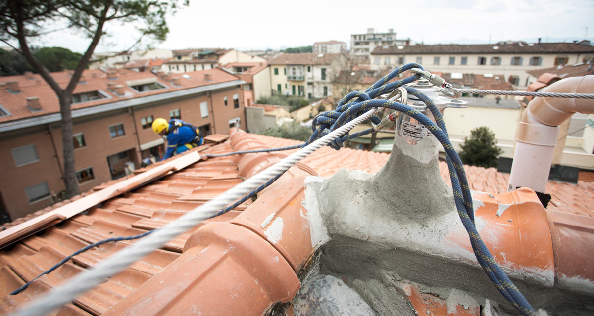 Installazione linee vita con EdiliziAcrobatica: una scelta vantaggiosa e responsabile